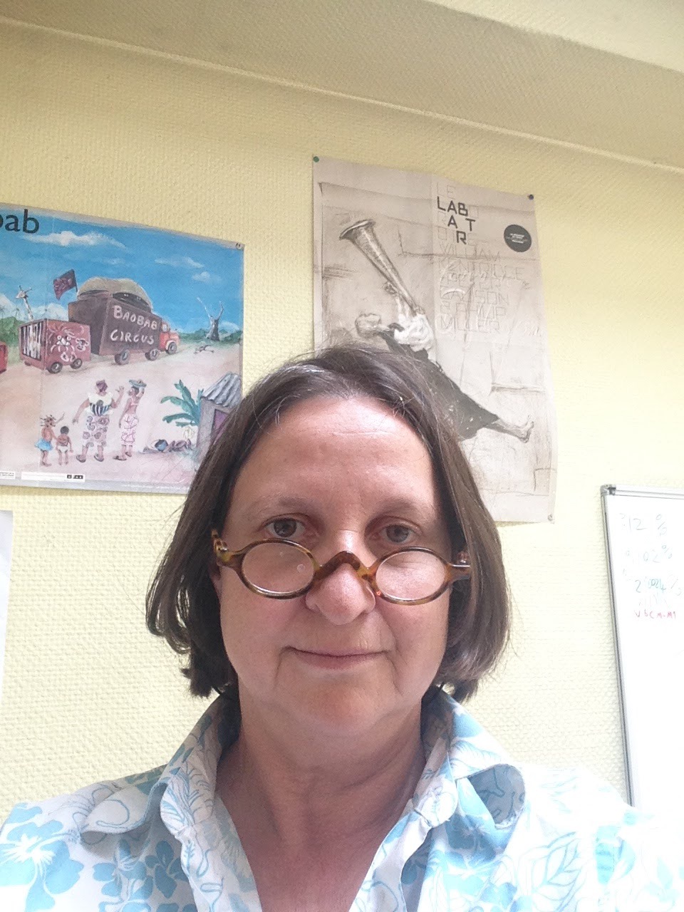 Visage d'Anne Lefebvre dans une salle peinte en jaune
