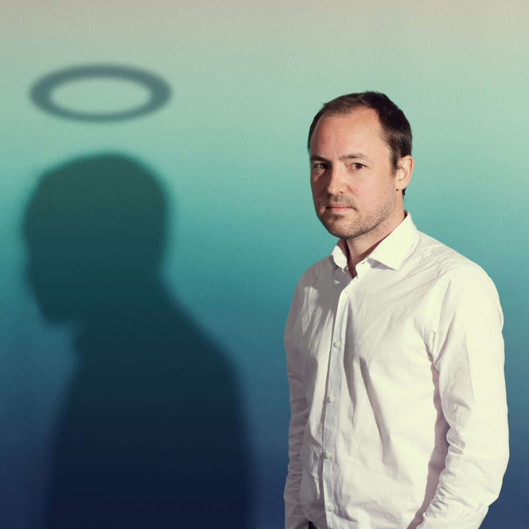 Emmanuel Berne et son ombre comportant une auréole de saint