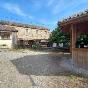La cour intérieure de la ferme de Pierre Rabhi les Amanins