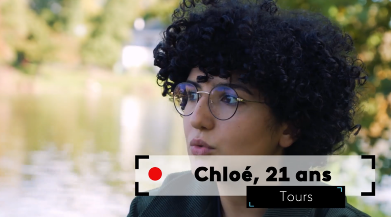 Chloé, 21 ans, quitte les réseaux sociaux pour s'adonner à la lecture