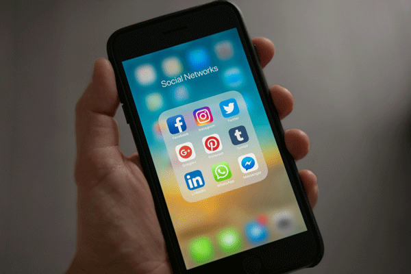 ecran smartphone avec applications reseaus sociaux