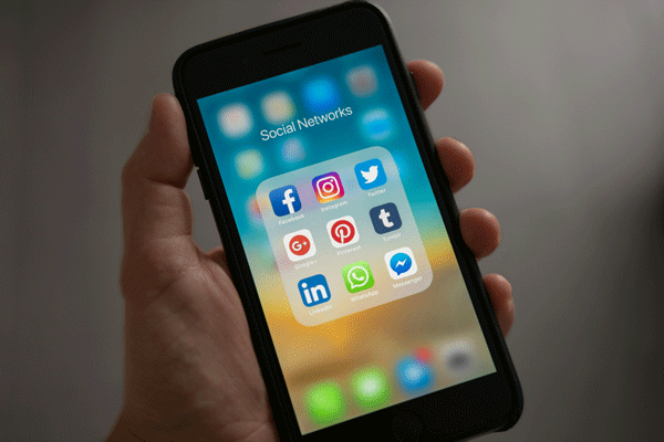ecran smartphone avec applications reseaux sociaux