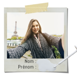 Photo polaroïde d'une touriste à Paris en mode selfie avec la tour effel derrière et son nom et prénom effacés au tipex