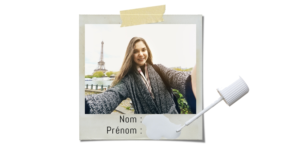 Photo polaroïde d'une jeune fille prise en selfie avec la Tour Eiffel en fond. Son nom et son prénom ont été effacé, au nom du droit à l'oubli. Credit photo CNIL.fr