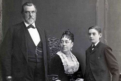Portrait du sénateur Leland Stanford, son épouse Jane Lathrop Stanford et leur fils Leland Stanford Jr. en 1878 (Crédit : Stanford University Archives)