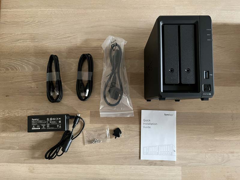 Unboxing Contenu de la boite DS723plus Synology