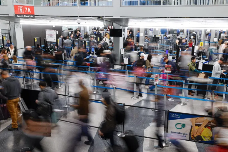 Conseil dirigeants d'entreprise pour passer les frontières. Des voyageurs marchent dans l’aéroport international O’Hare à Chicago, dans l’Illinois, le 20 décembre 2024. (Photo : AFP / Kamil Krzaczynski)