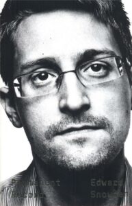 Edward Snowden dénonce le programme de surveillance global des États-Unis.
